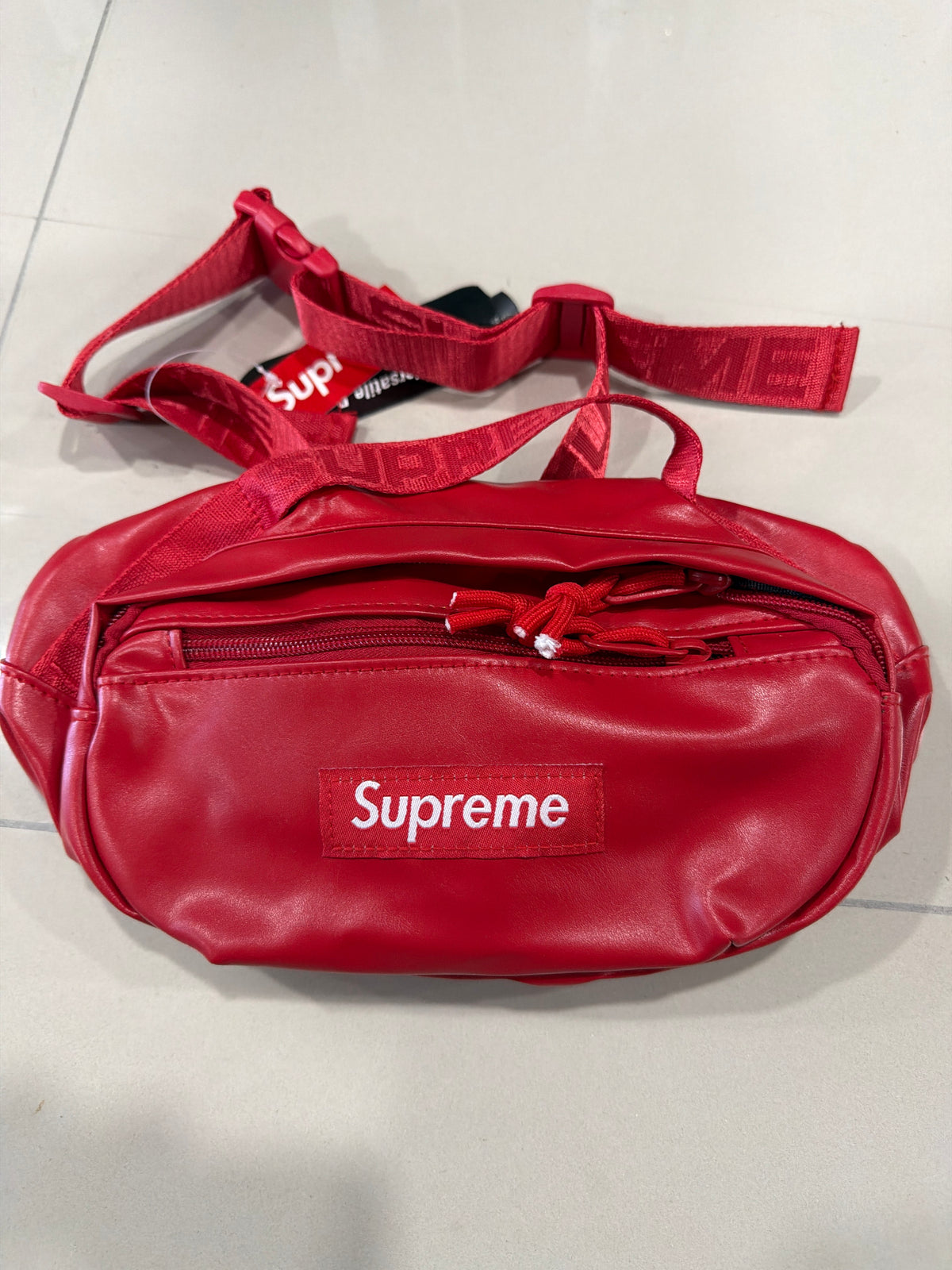 Cartera supreme roja redonda cuero