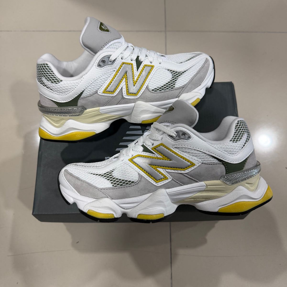 NB 9060 blanco amarillo gris
