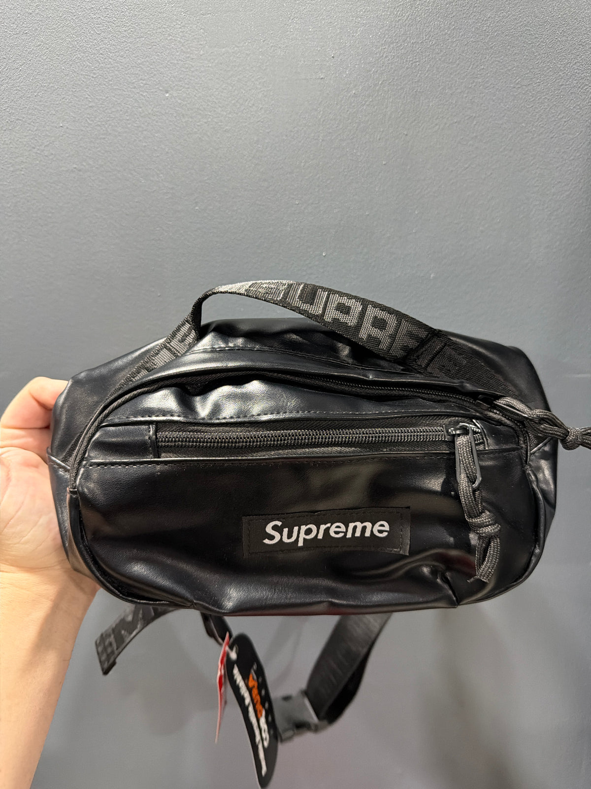 Cartera supreme negra redonda cuero
