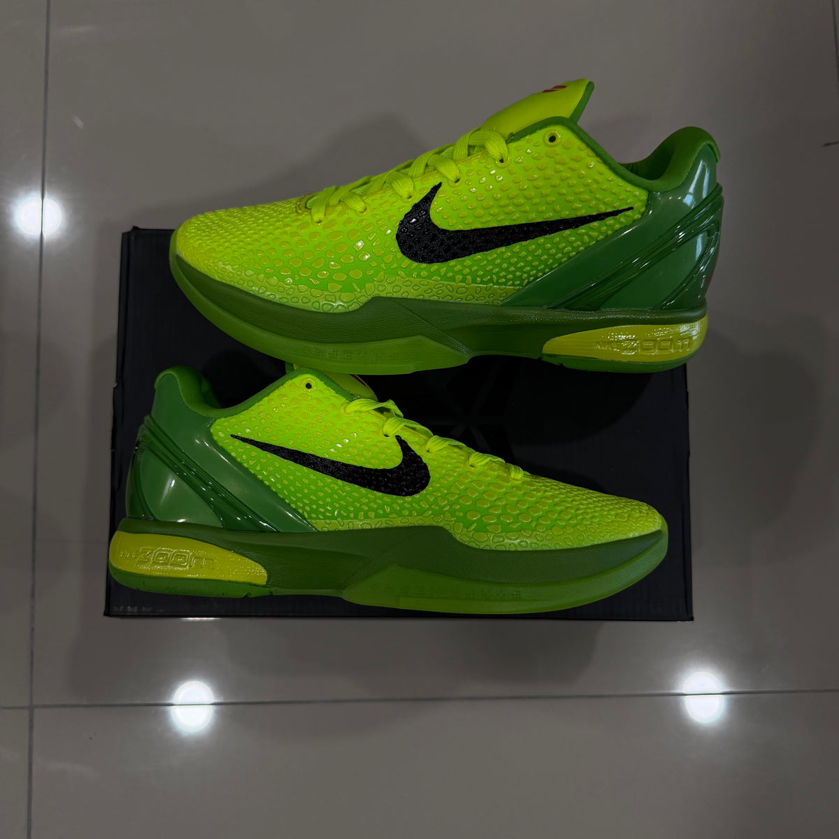 Nike Kobe Grinch reverse
