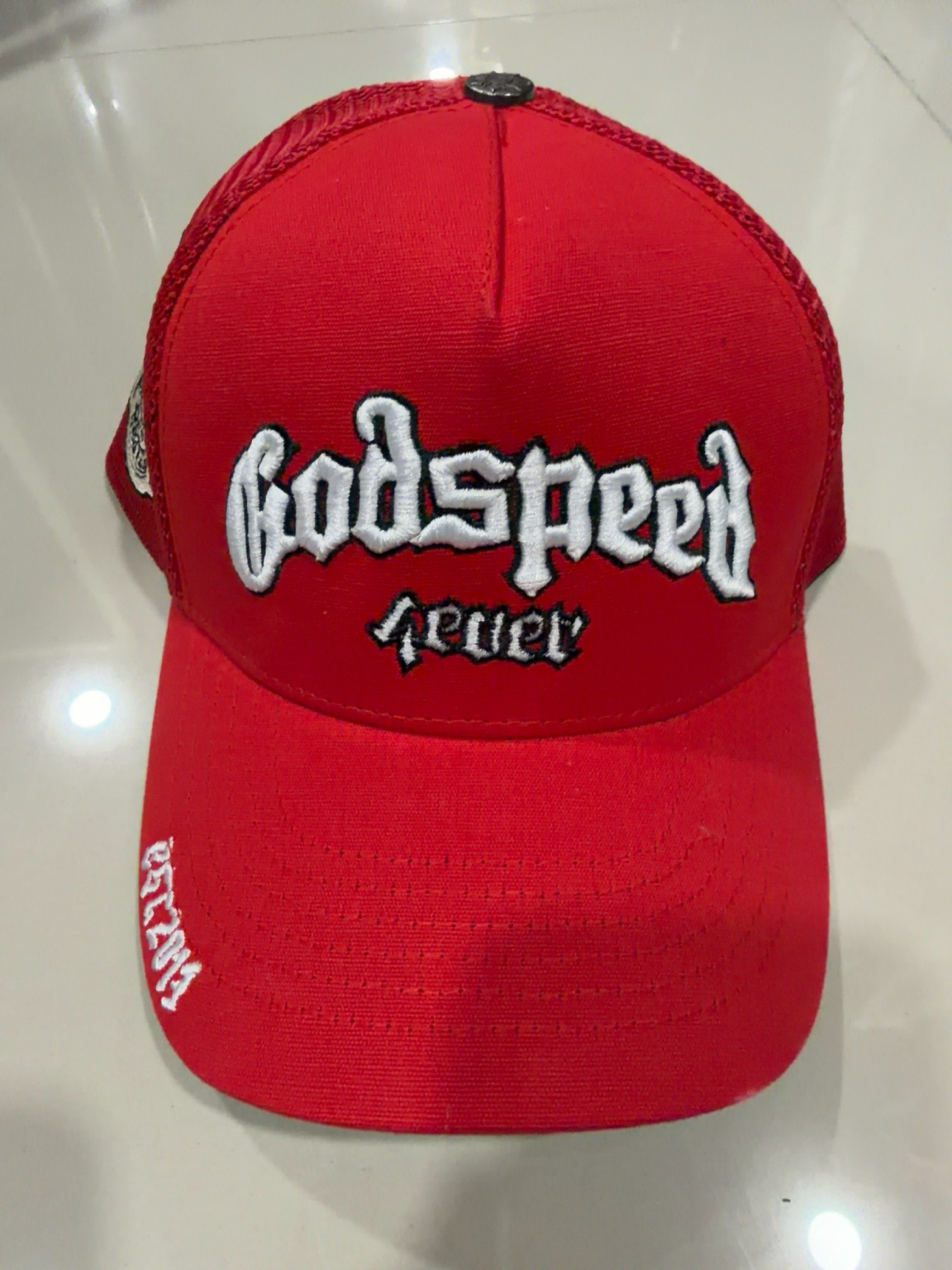 Godspeed Secret roja con bordado blanco y borde negro