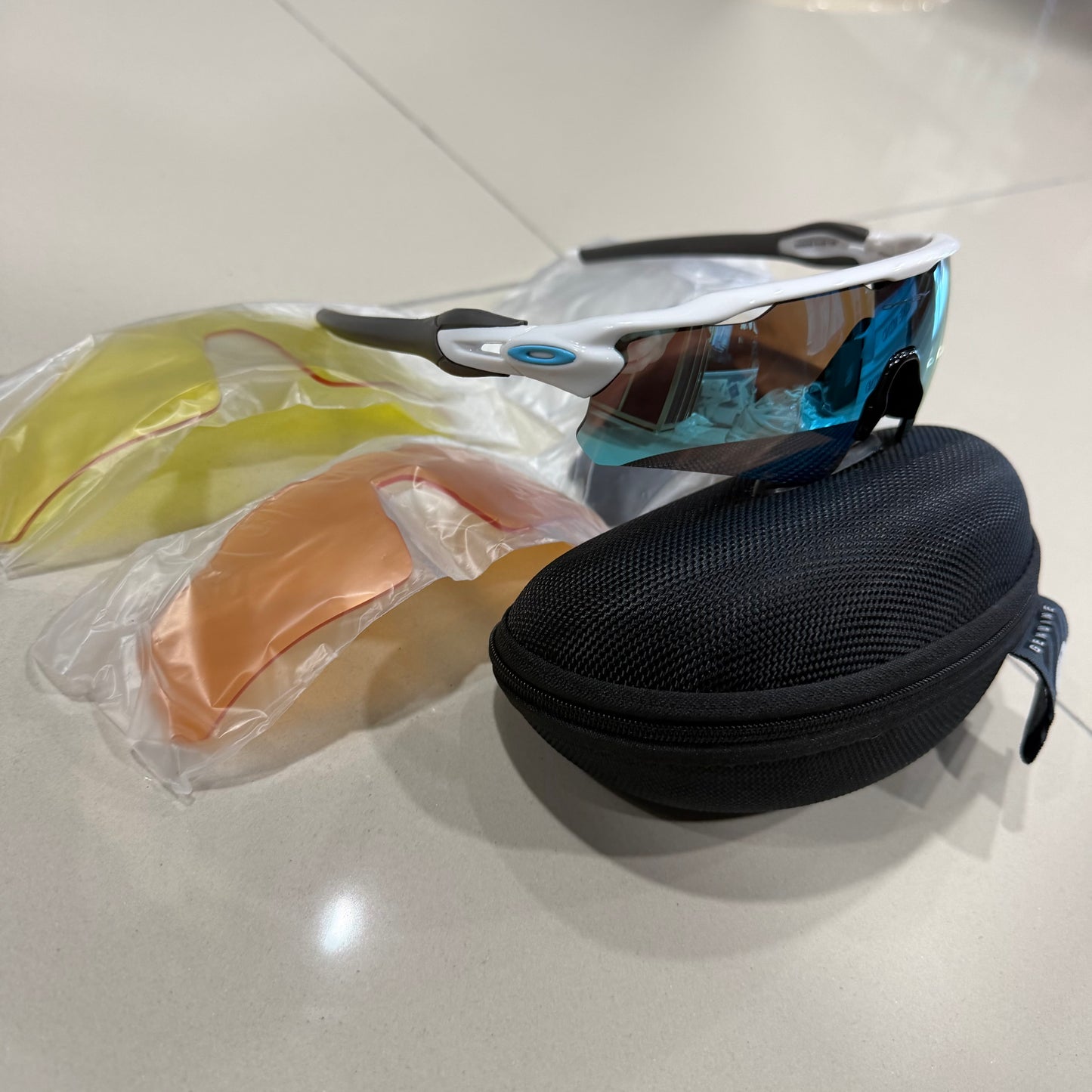 OAKLEY 5 lentes negra blanca azul