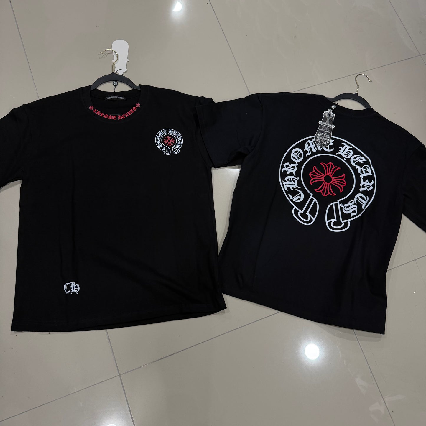 Camisa Chrome Hearts Negra con logo circular blanco y flor rosa