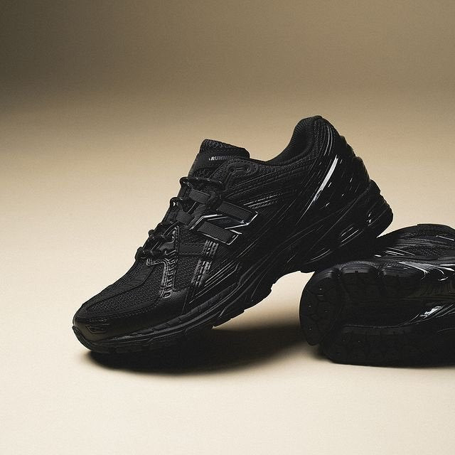 New Balance 1906r Triple Black (A LA MANO)