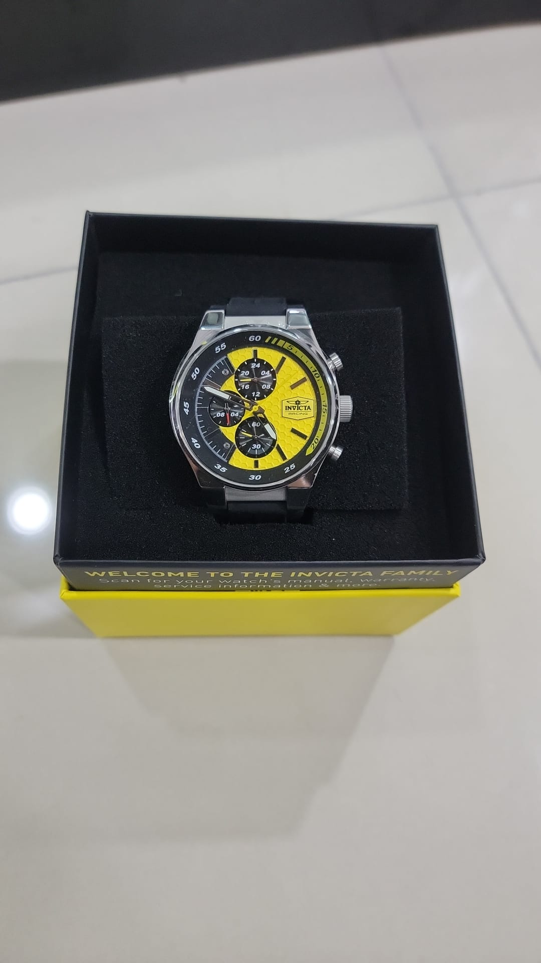 Reloj Invicta Racing Negro y Amarillo Original