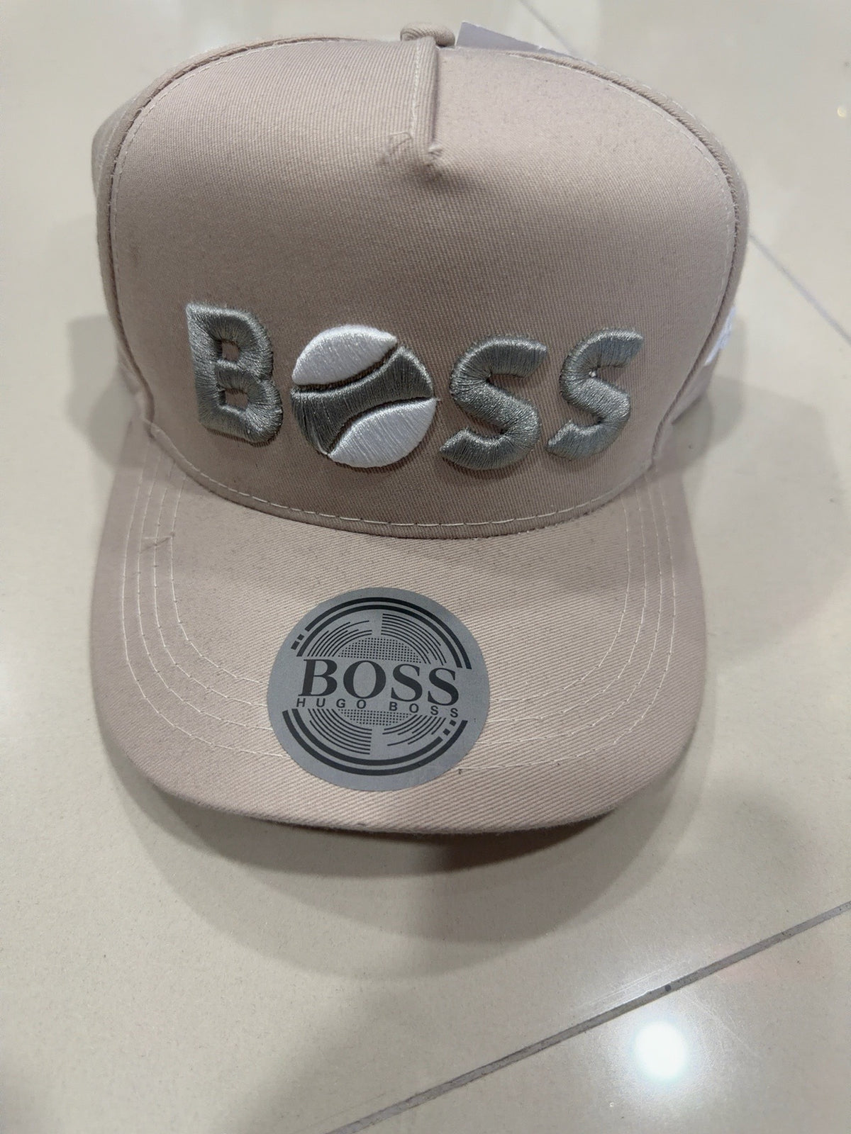BOSS beige claro con logo bordado gris y blanco