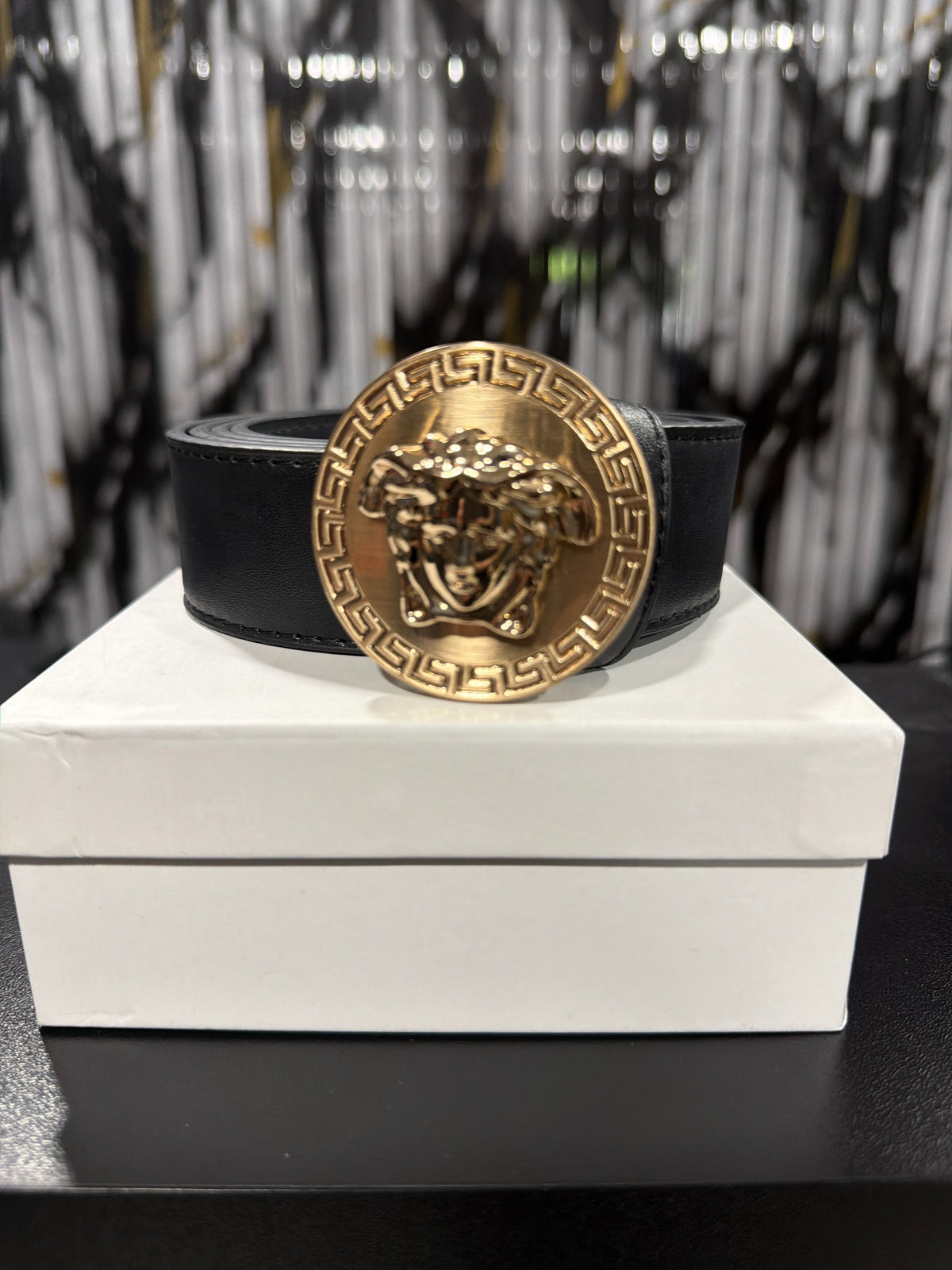 Versace negra oro redonda