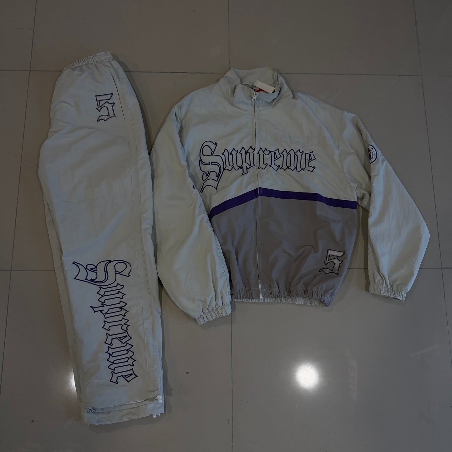 Conjunto Supreme Blanco y Gris