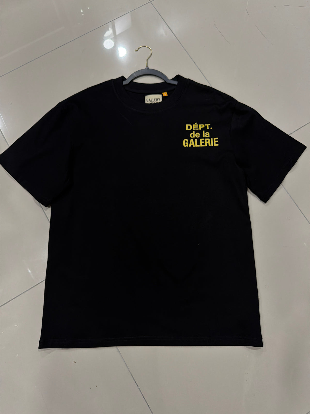 Gallery negra amarillo