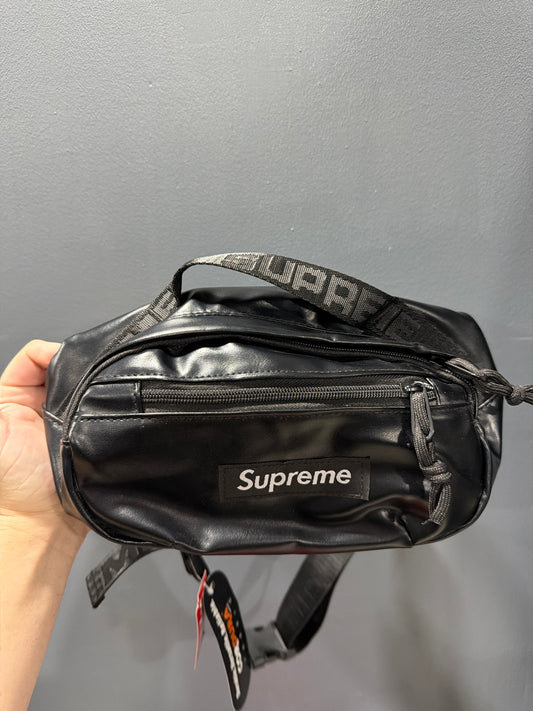 Cartera supreme negra redonda cuero