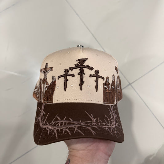 Gorra marrón cruces