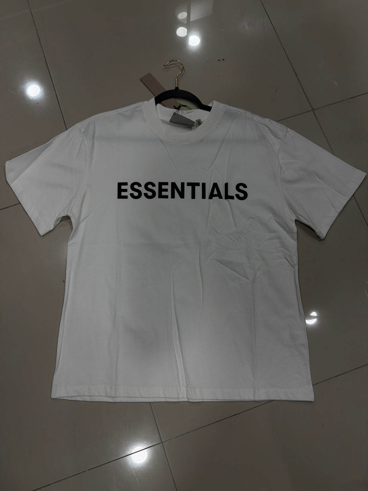 Essensials blanca con letras negras