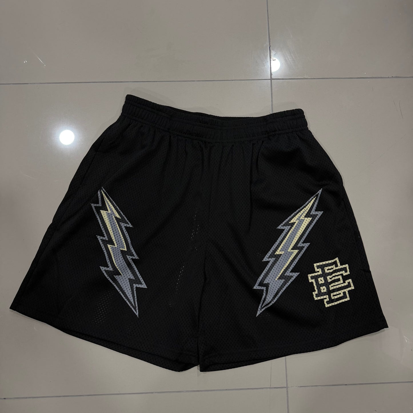 Shorts Eric Emanuel Negros con Rayos