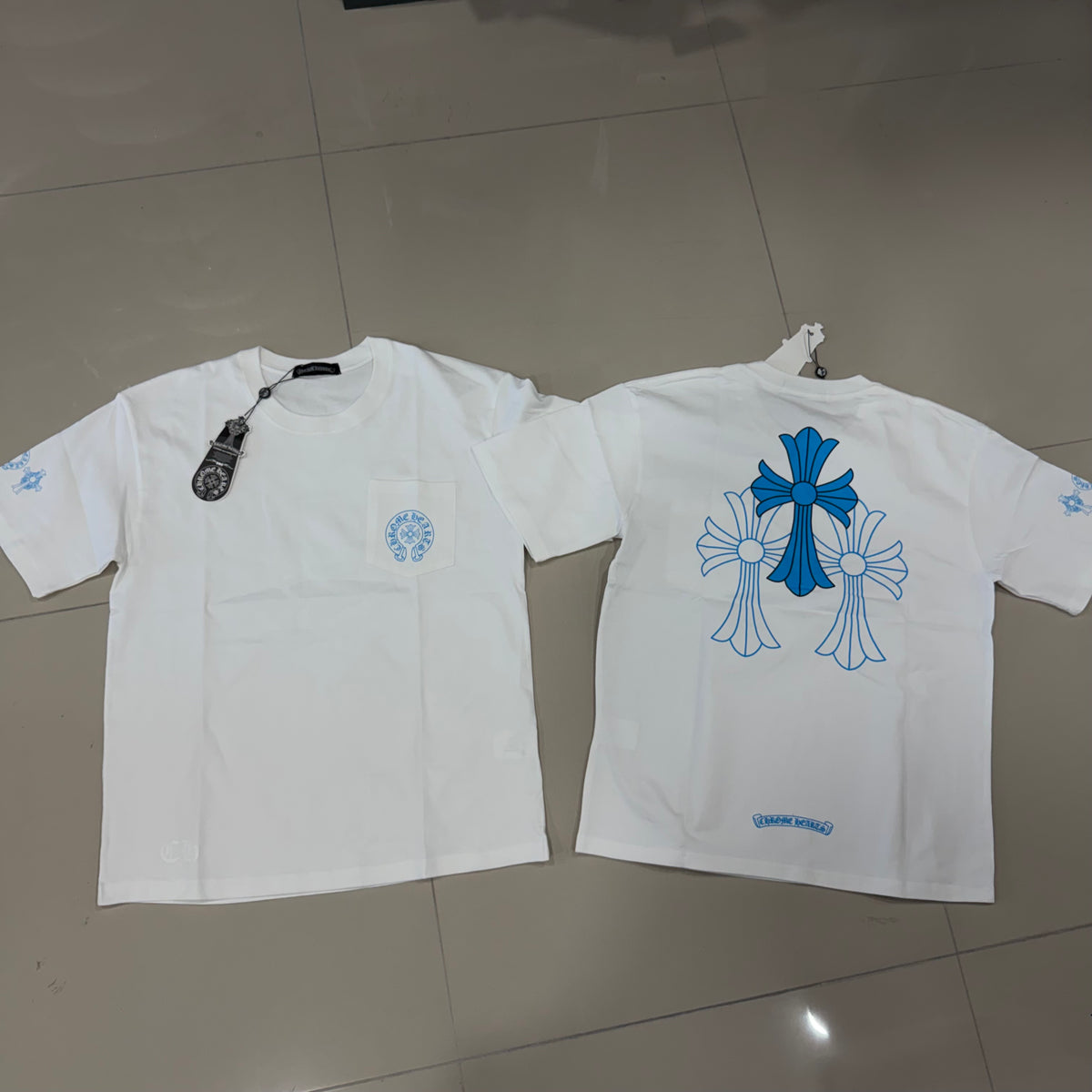 Camisa Chrome Hearts Blanca con tres cruces azules y bolsillo