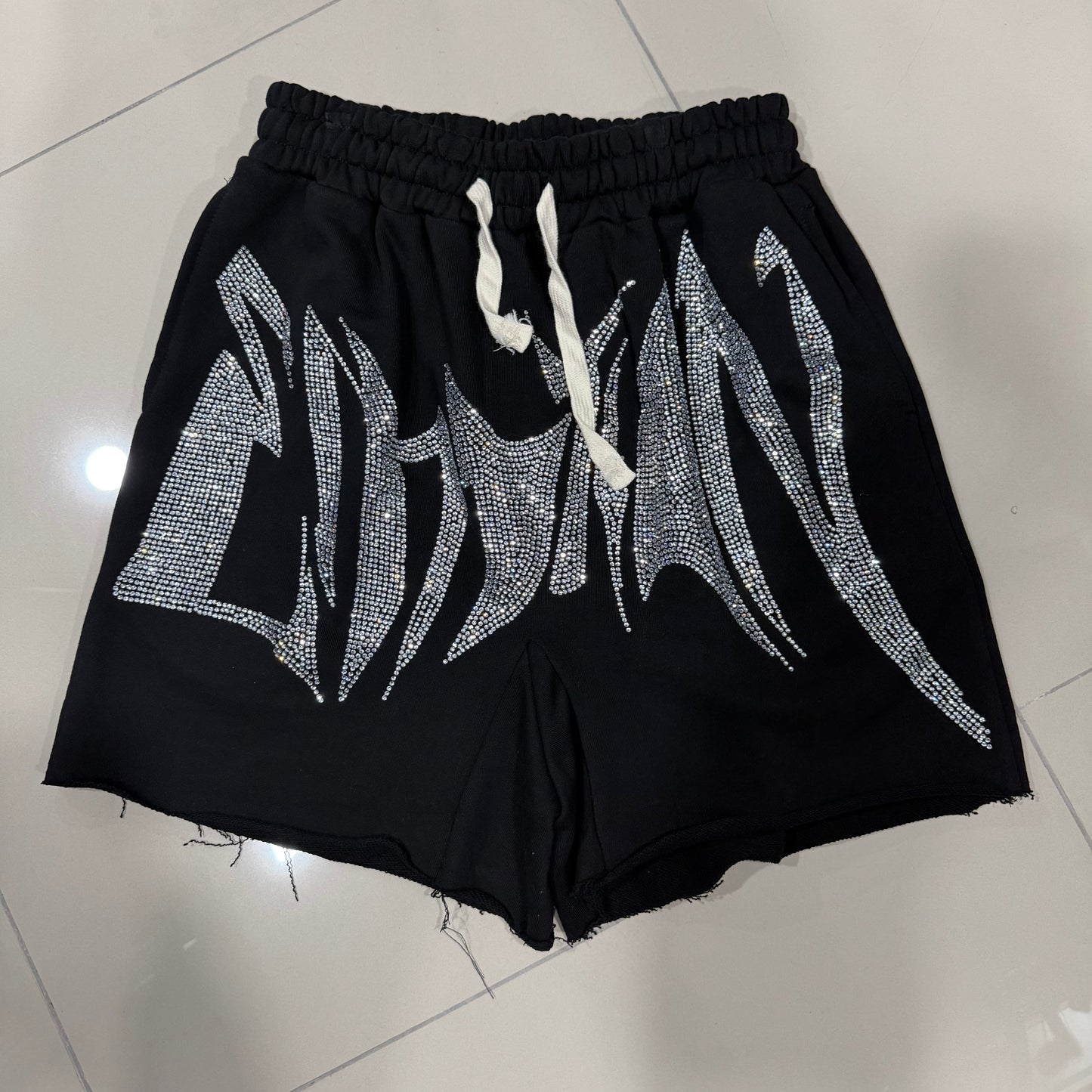 Shorts Mixed Emotions Negros con Piedras