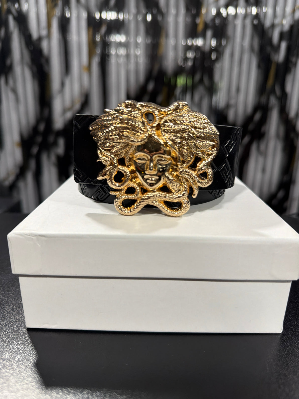 Versace negra medusa oro
