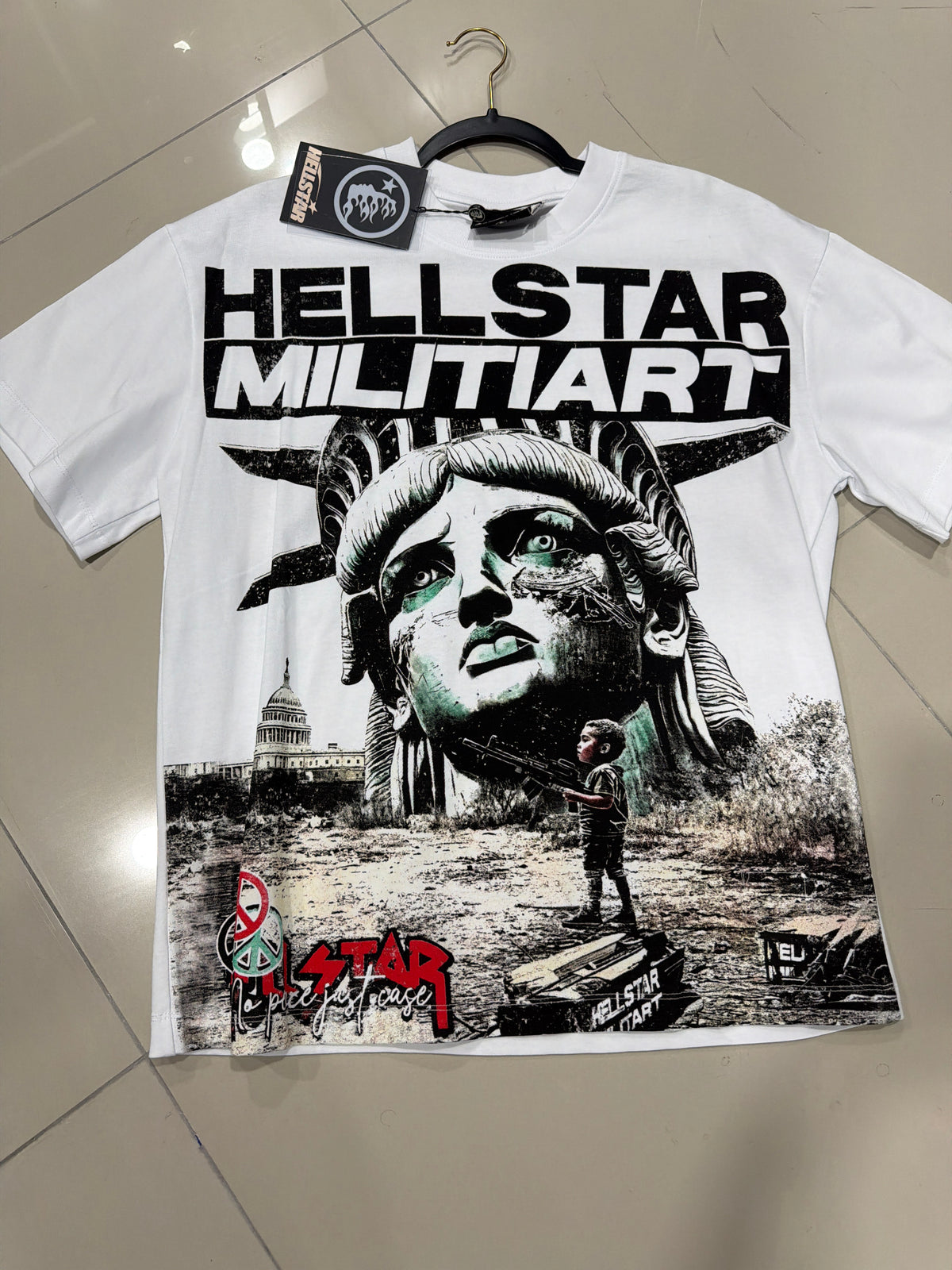 Hellstar blanca estatua