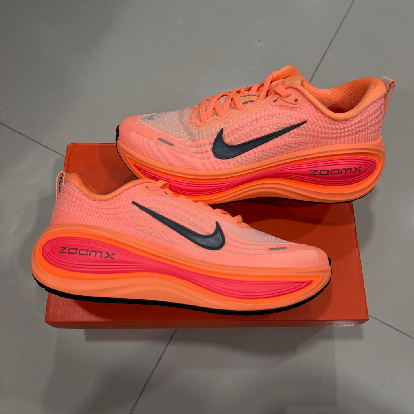 Nike Vomero 18 orange pink
