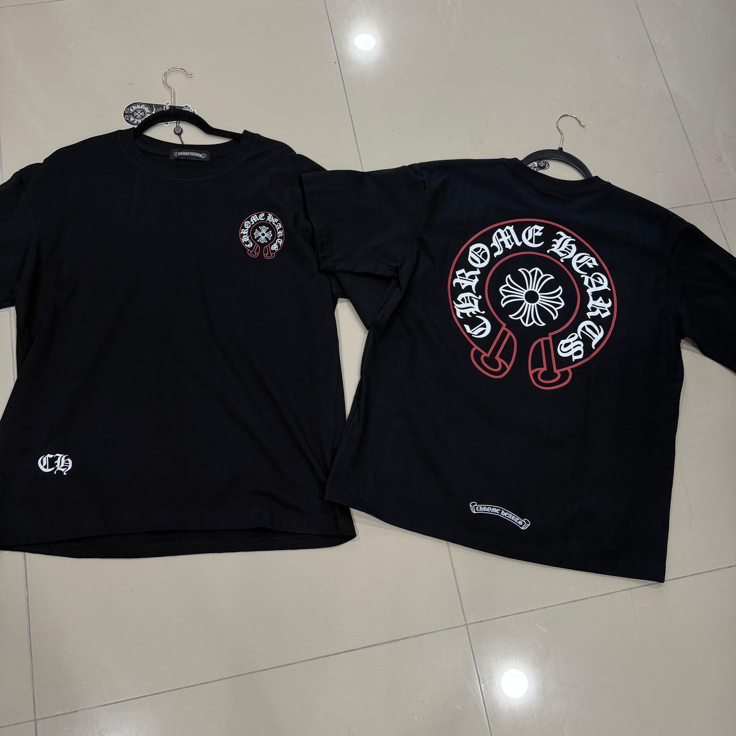 Camisa Chrome Hearts Negra con logo circular rojo y blanco
