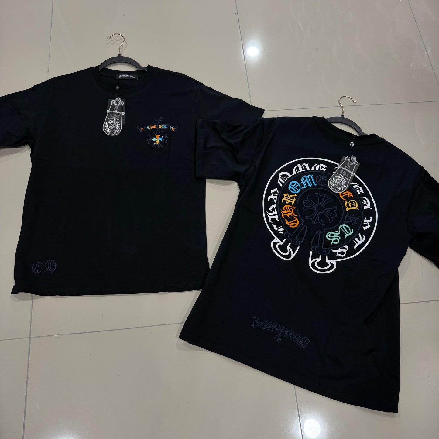 Camisa Chrome Hearts Negra con logo circular multicolor