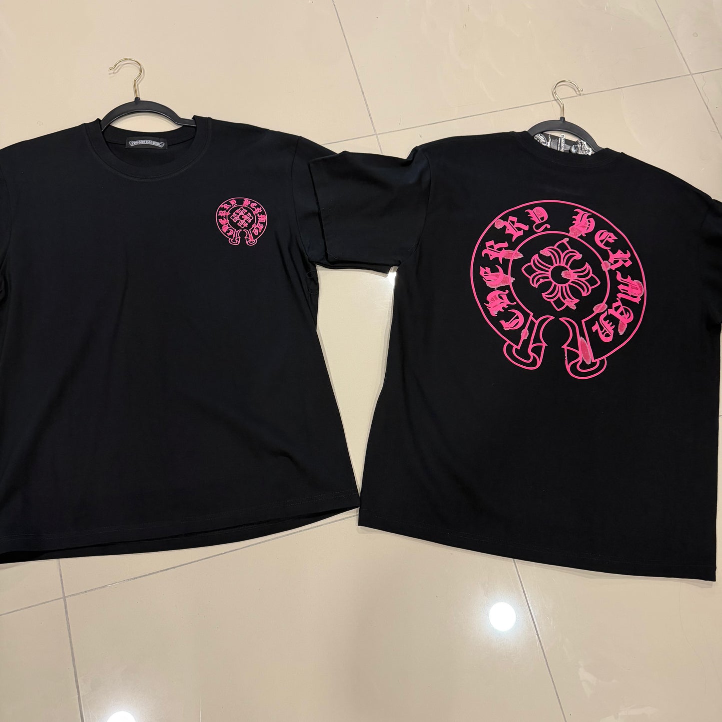Camisa Chrome Hearts Negra con logo circular rosa