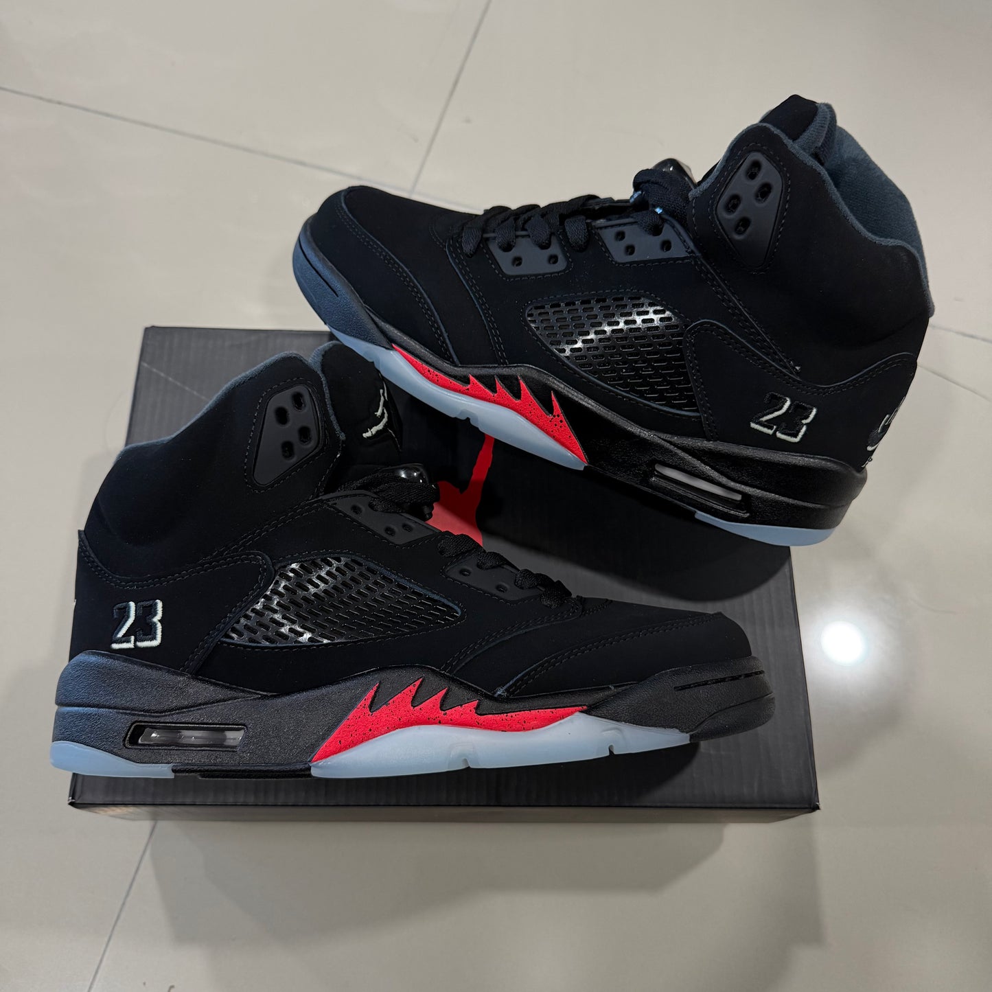 Jordan 5 Negra Roja