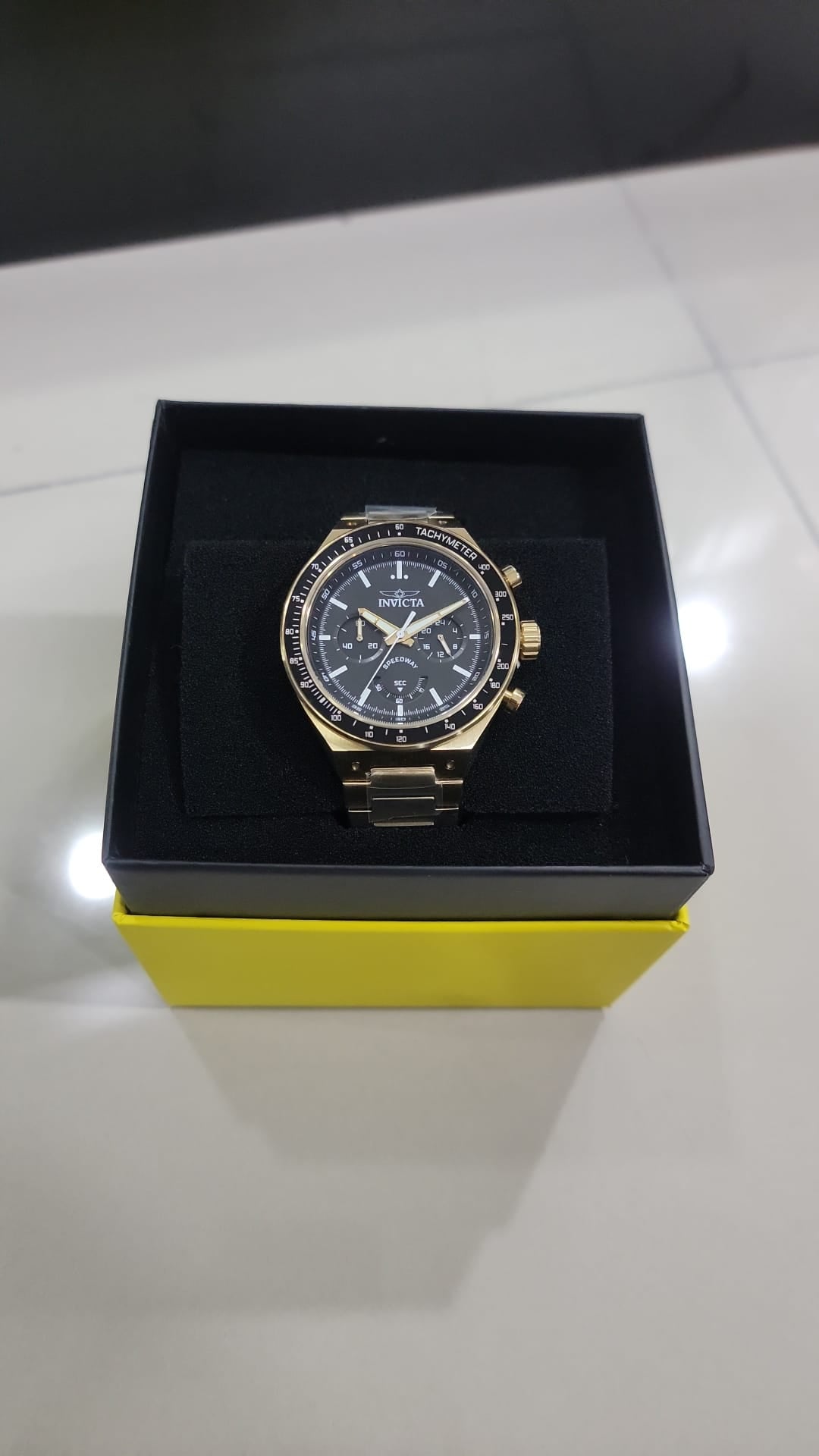 Reloj Invicta Speedway Negro y Dorado Original