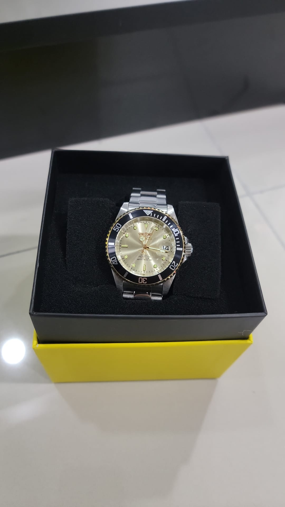 Reloj Invicta Plateado con Bisel Negro Original