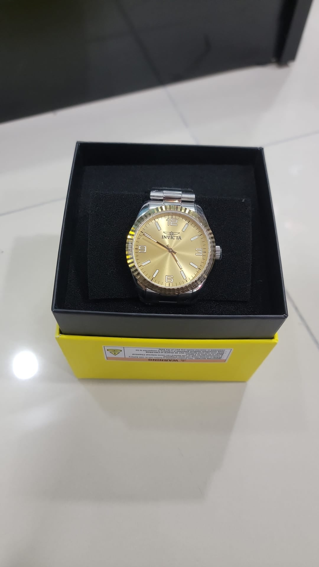 Reloj Invicta Plateado con Esfera Dorada Original