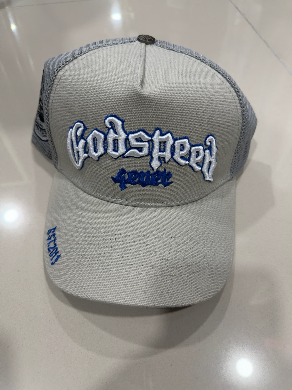 Godspeed Secret gris claro con bordado blanco y azul