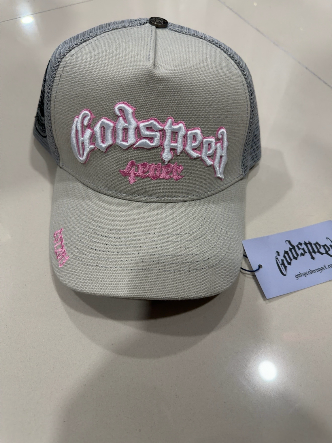Godspeed Secret gris claro con bordado blanco y rosa