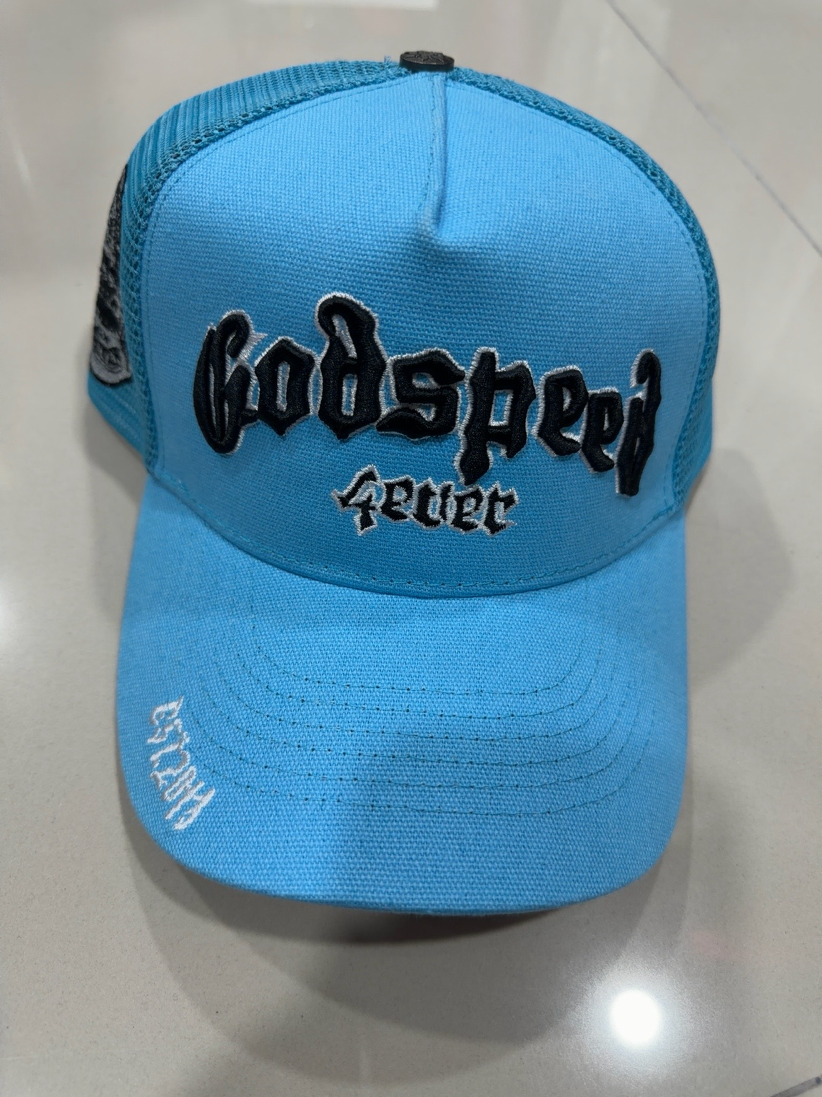 Godspeed Secret azul cielo con bordado negro y blanco