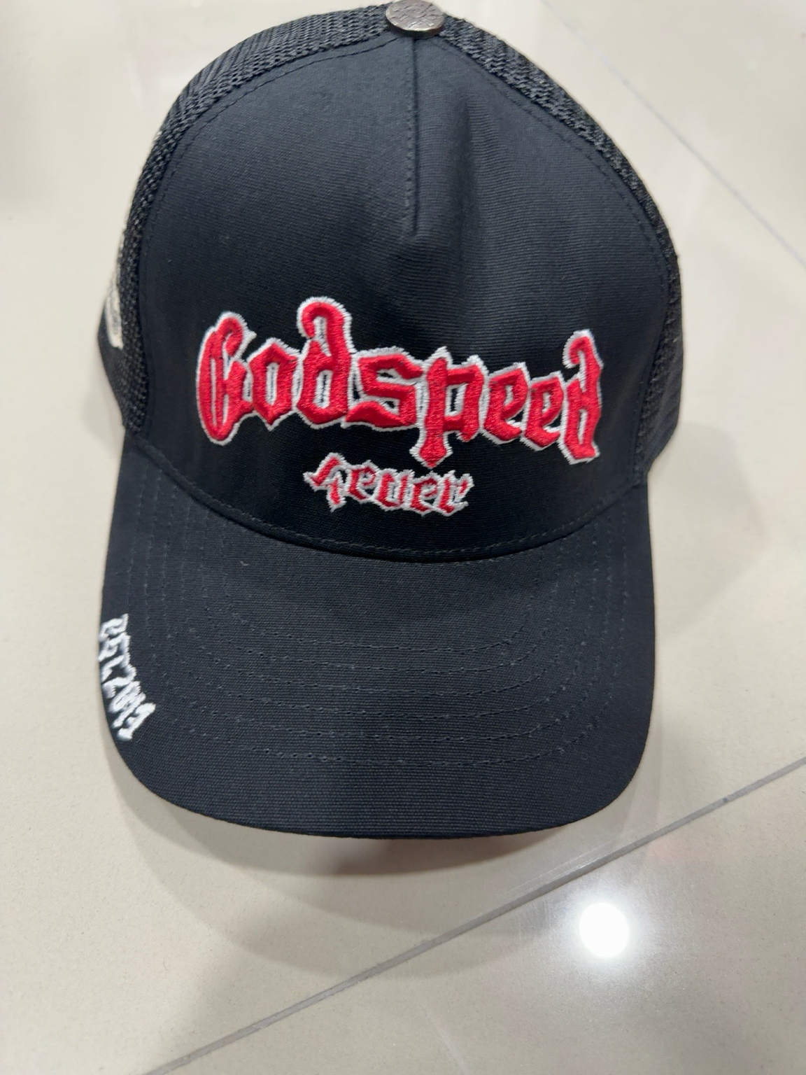 Godspeed Secret negra de tela con bordado rojo y blanco