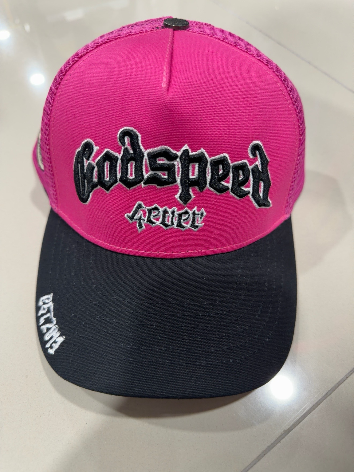 Godspeed Secret rosa intenso con visera negra y bordado negro y blanco