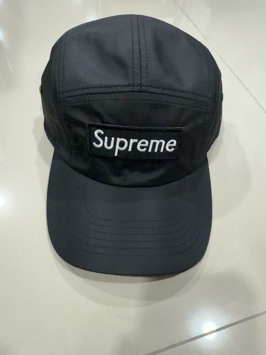 Supreme negra de cinco paneles con parche negro y letras blancas